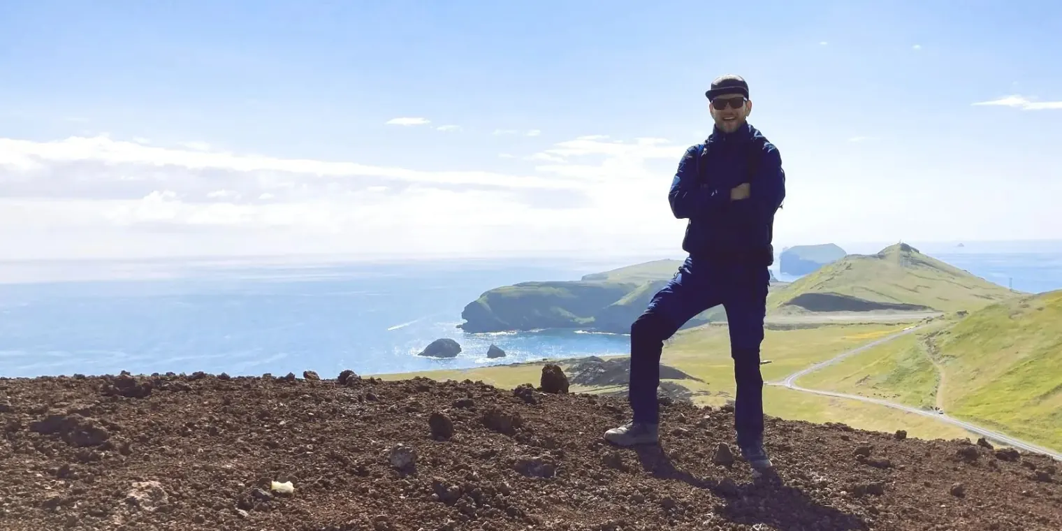 Andy in weiter Vulkan- und Küstenlandschaft — unterwegs als Trekking- und Motorrad-Reiseleiter