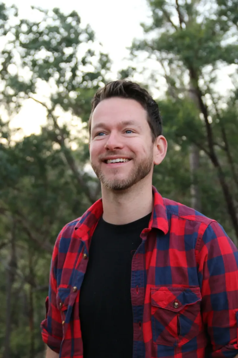 Andy Uhl, lachend im Wald — Inhaber der Ärmelhoch Company