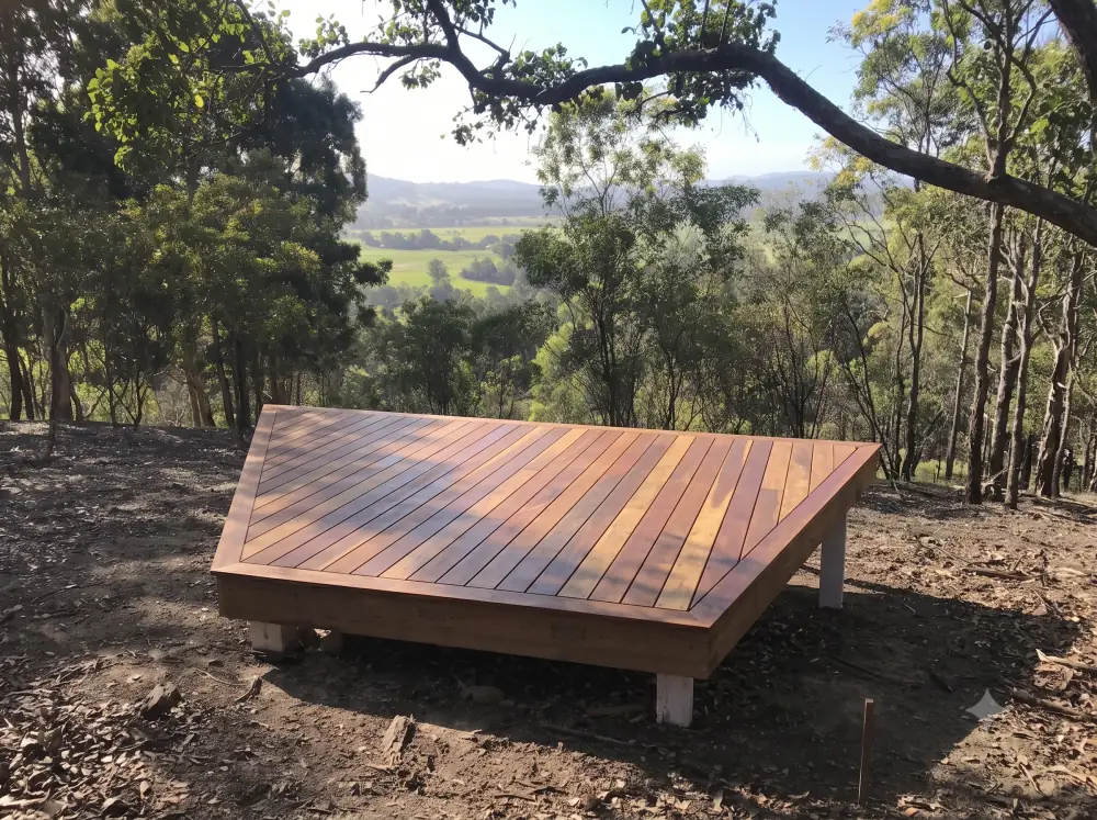Fertig verlegte Holzterrasse mit diagonaler Dielung und Panoramablick über die Landschaft
