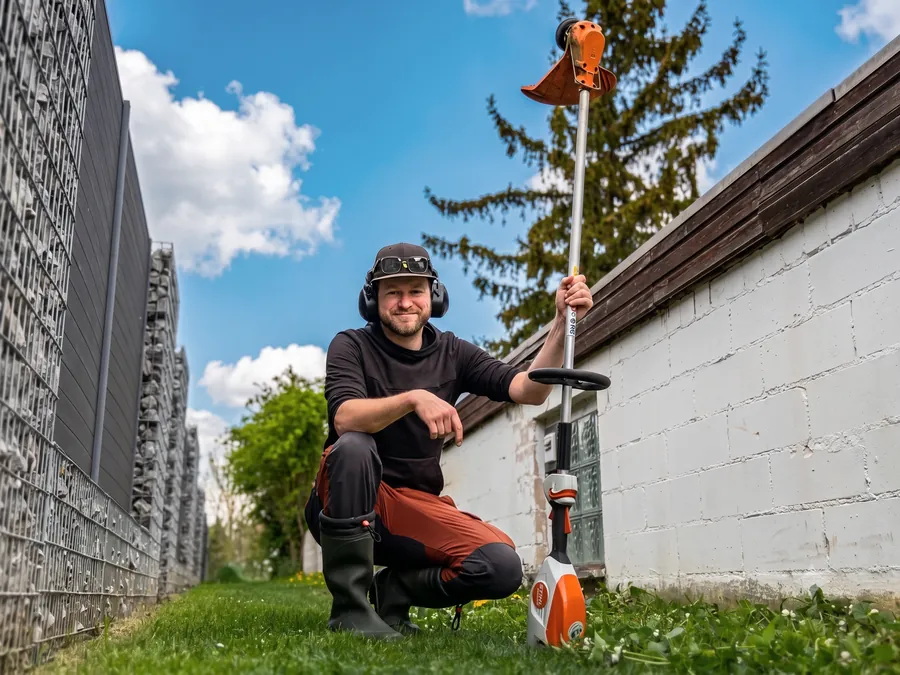 Andy bei einer schnellen Pflege- und Reparaturarbeit vor Ort