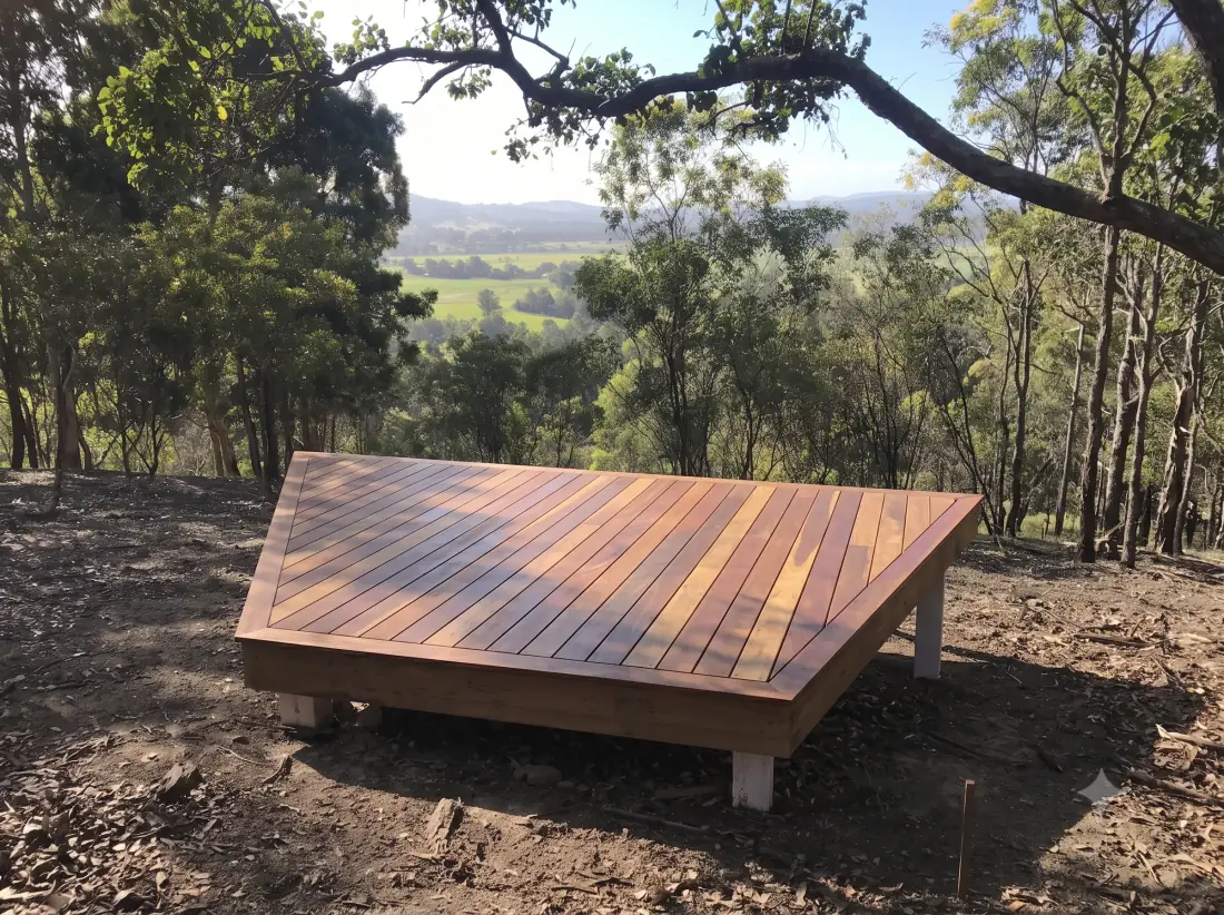 Selbst gebaute Holzterrasse mit Panoramablick — kreativer Individualbau von Andy